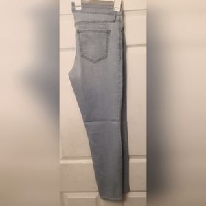 Old Navy women's super skinny jeans. Size 8